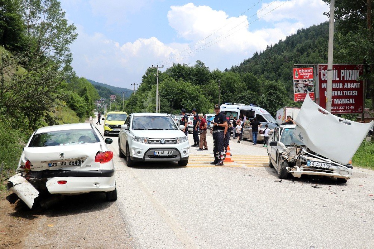 Bolu\'da tatil yolunda kaza: 4 yaralı