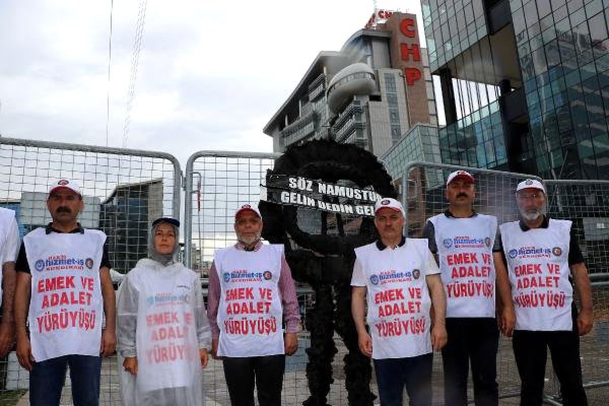 Bolu\'dan Ankara\'ya yürüyen işçilerden CHP\'ye siyah çelenk