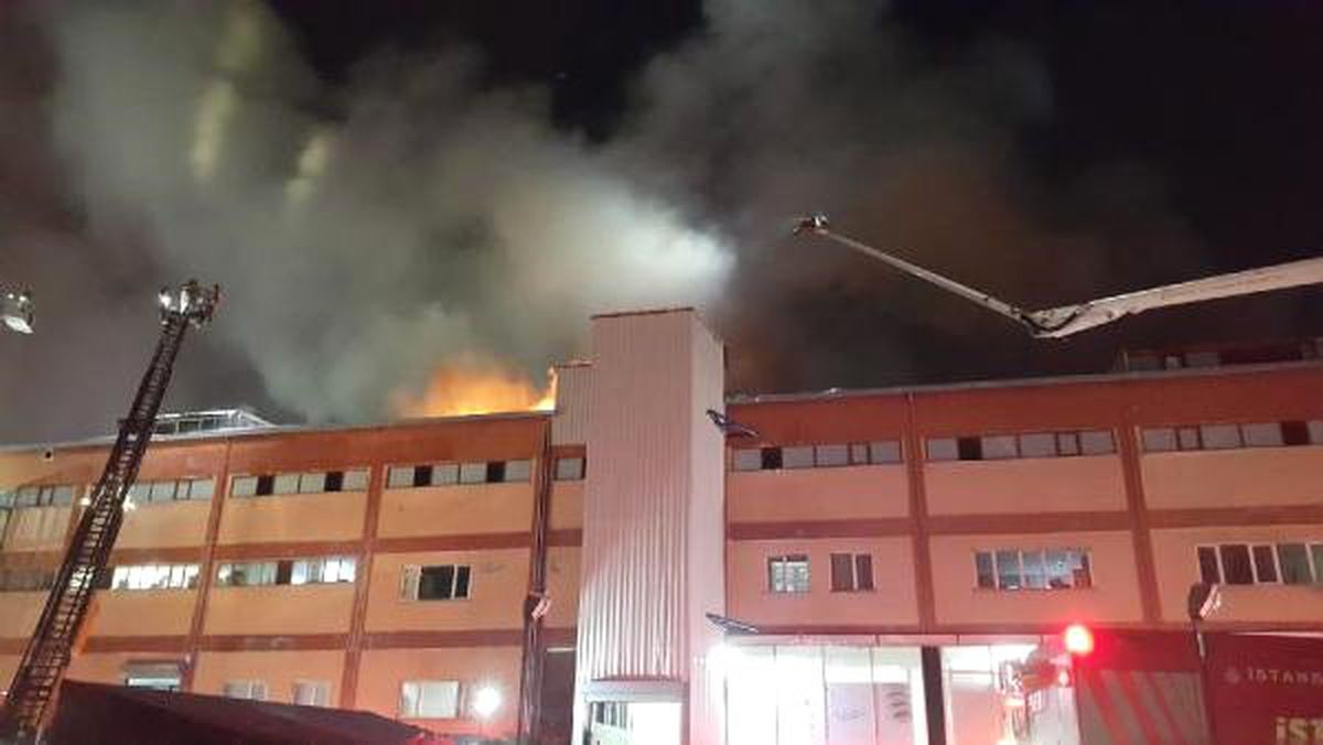 Büyükçekmece\'de fabrika yangını: Mahsur kalan 20 işçiyi itfaiye kurtardı