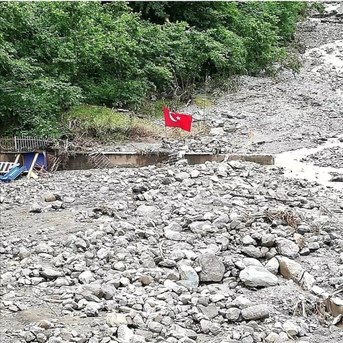 Çamlıktepeli gençlerin Türk bayrağına saygısı duygulandırdı