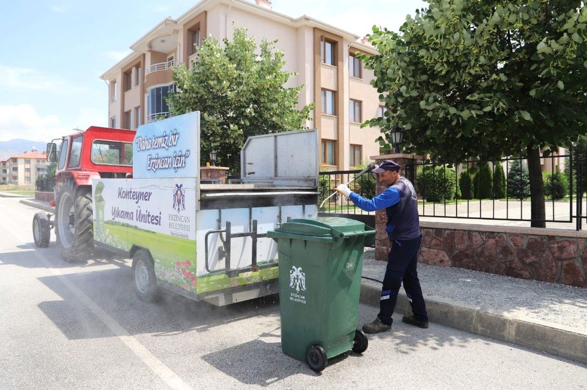 Çöp konteynerleri dezenfekte edildi