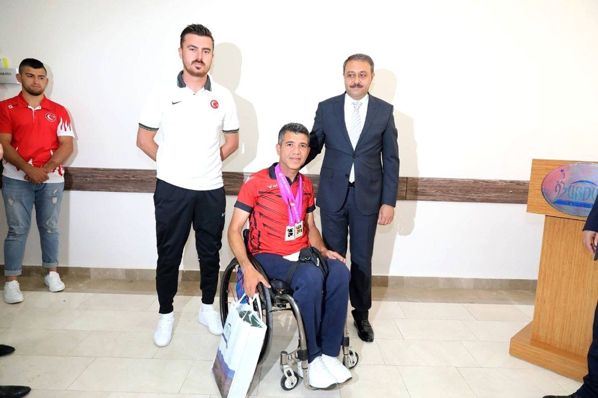 Dereceye giren oyunculara bir ödül de Vali Şıldak\'tan