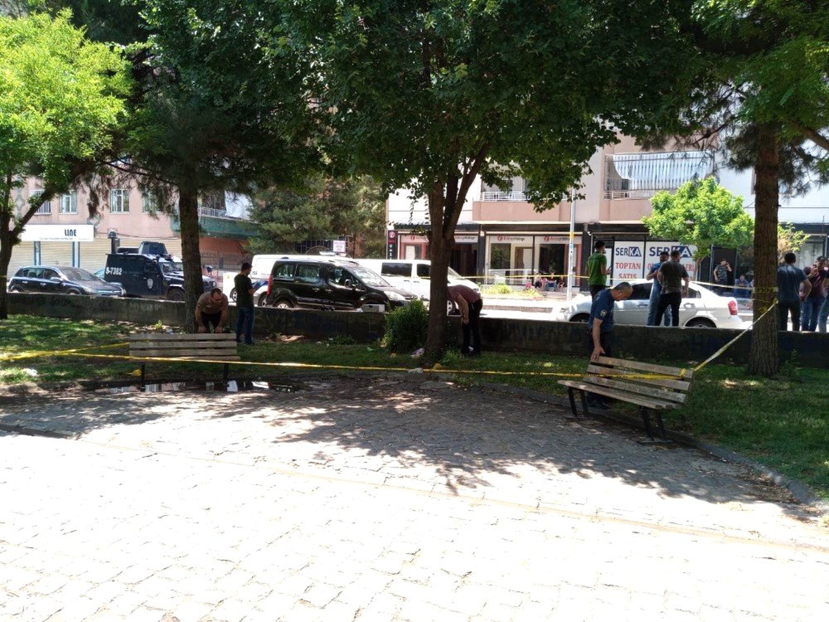 Diyarbakır\'da parkta oturan 2 kişiye silahlı saldır: 1\'i ağır 2 yaralı