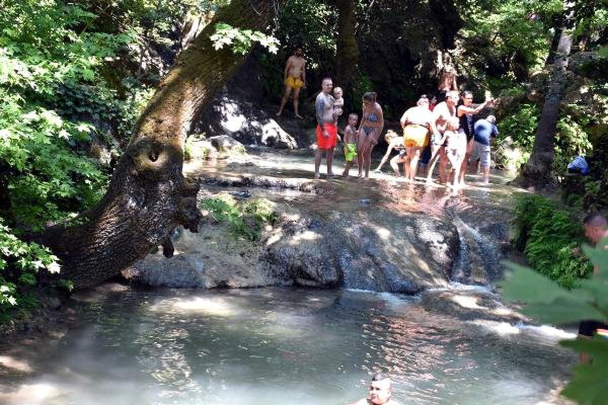 Doğa harikası şelaledeki kayalar yazı tahtasına çevirildi