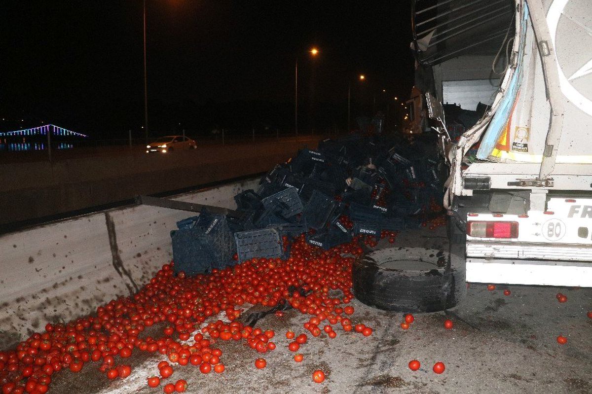 Domates yüklü tır devrildi, tonlarca domates köprü üzerinden kafenin üzerine düştü