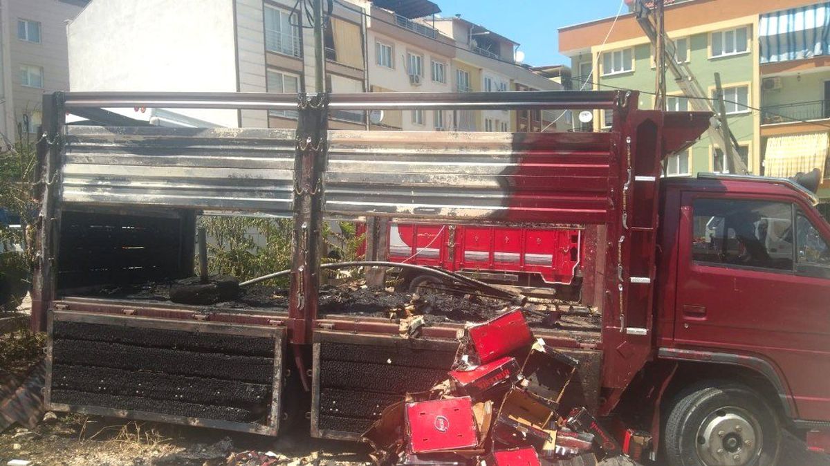 Elektrik tellerinden sıçrayan kıvılcım kamyonu yaktı