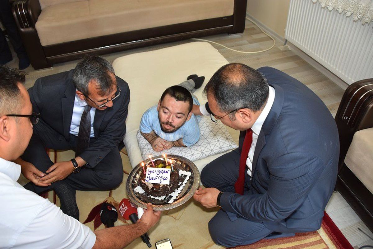 Engelli gence vali ve müdürden doğum günü sürprizi