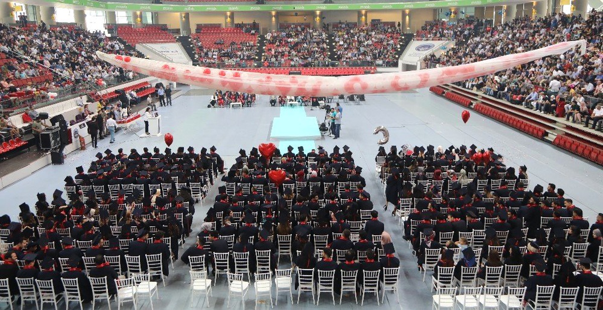 ERÜ Hukuk Fakültesi 12. Dönem Mezunlarını Verdi