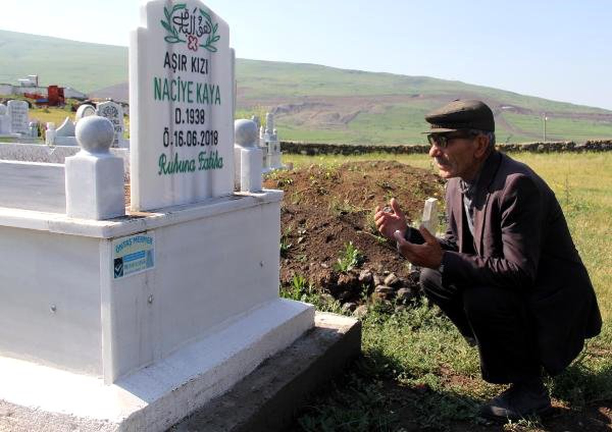 Eşinin mezarı nedeniyle köyünden ayrılmıyor
