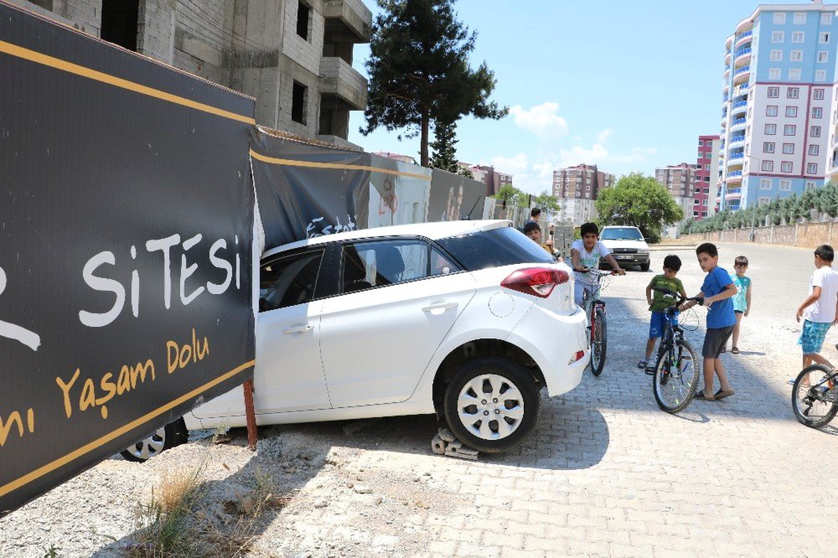 Freni boşalan sürücüsüz otomobil inşaat duvarına çarptı