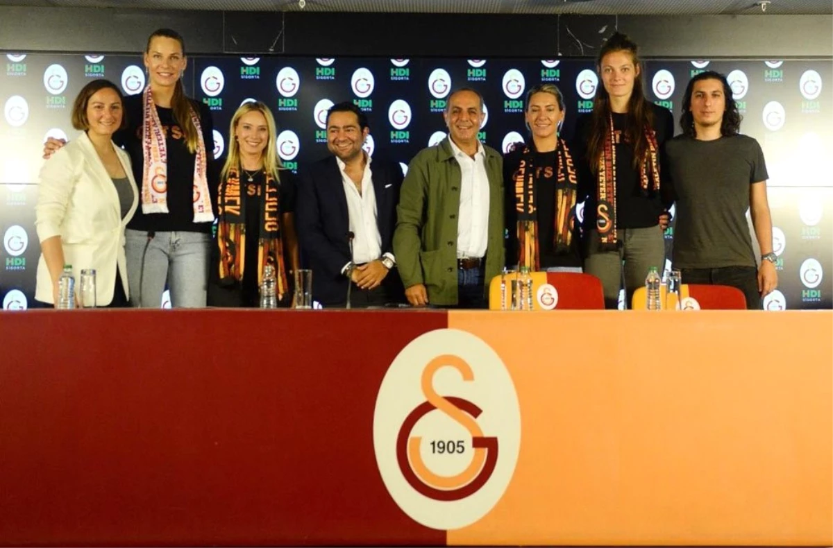 Galatasaray Kadın Voleybol Takımı\'ndan 4 imza
