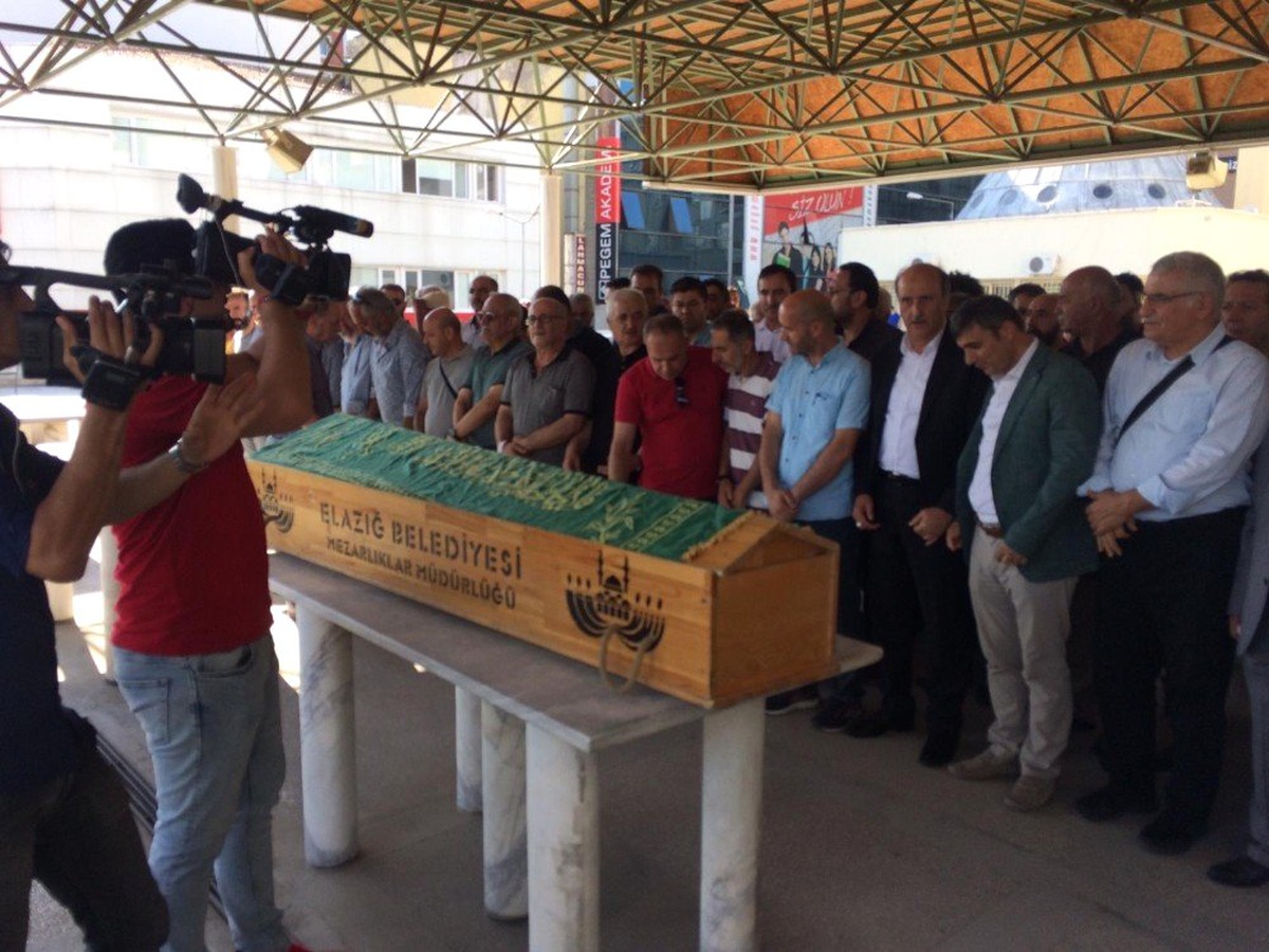 Gazeteci Aydın Meral, son yolculuğuna uğurlandı