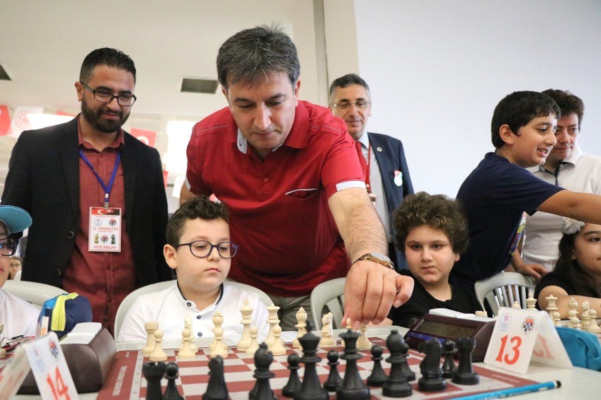 Genç sporcular en iyi hamleyi yapmak için ter döktü