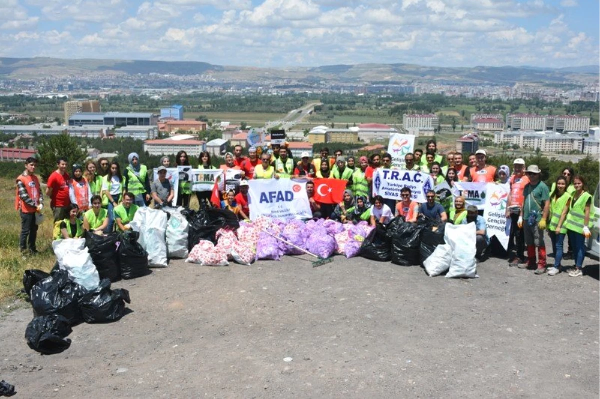Gönüllü 100 kişi 100 torba çöp topladı