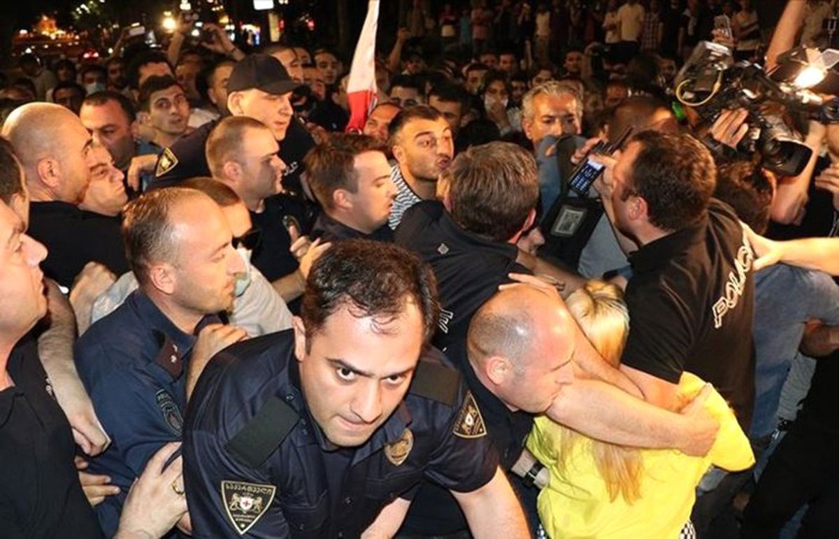 Gürcistan\'da protestocular ve polis arasında arbede