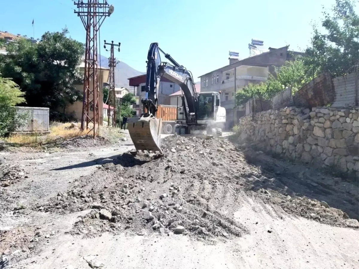 Hakkari Belediyesinde yol asfaltlama çalışması