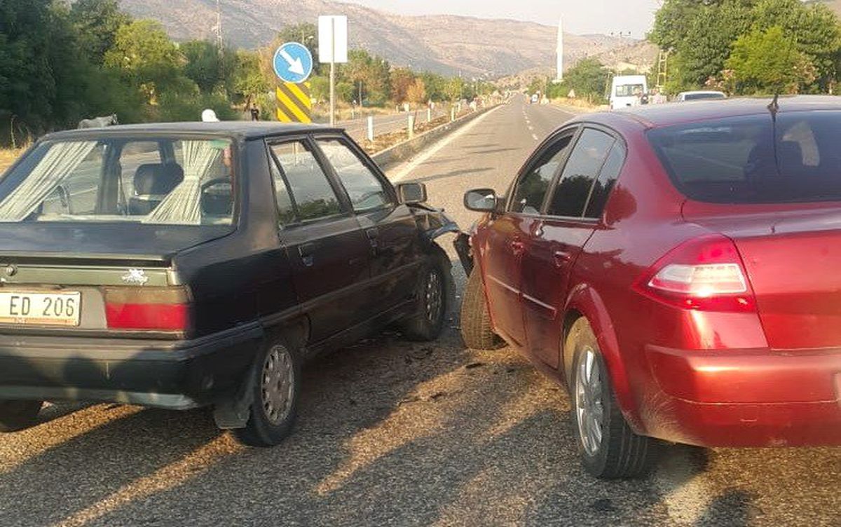İki otomobil çarpıştı: 5 Yaralı