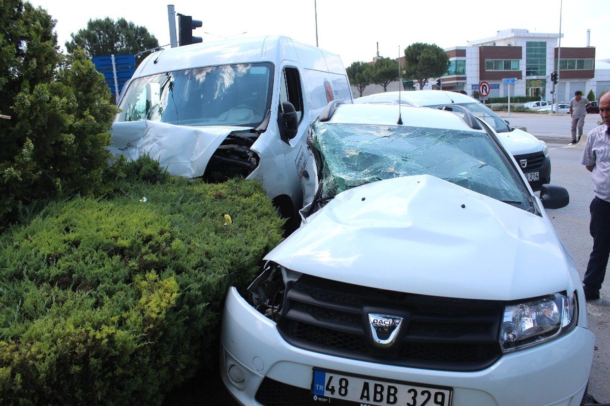 İlaç firması aracı otomobille çarpıştı: 2 yaralı