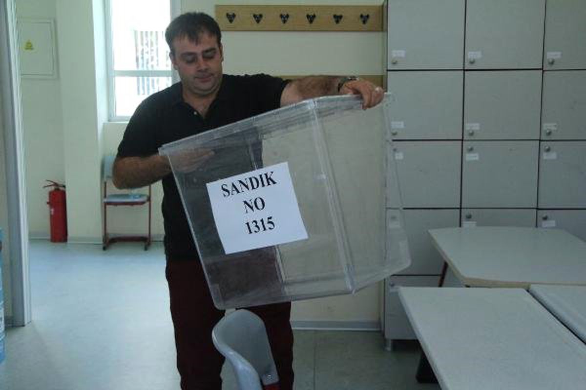 İstanbul\'da okullarda seçim sandıkları kuruldu