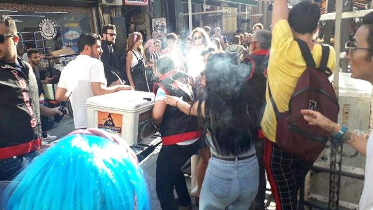 İzmir\'de yasağa rağmen yürüyen LGBTİ\'lilere müdahale