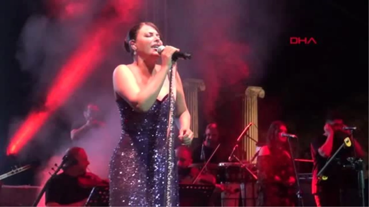 İZMİR Ünlü şarkıcı Zara, antik tiyatroda konser verdi