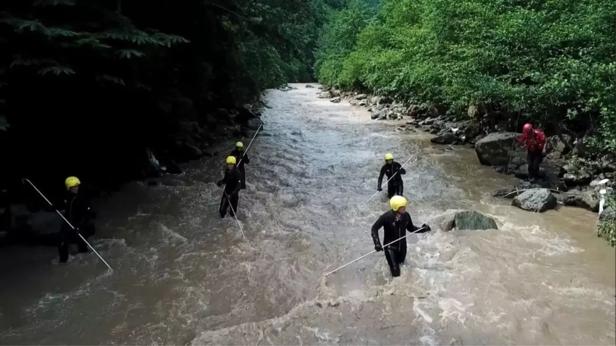 JAK Timleri\'nin Araklı\'daki selde kaybolan 3 vatandaşı bulmak için canla başla verdiği mücadele...