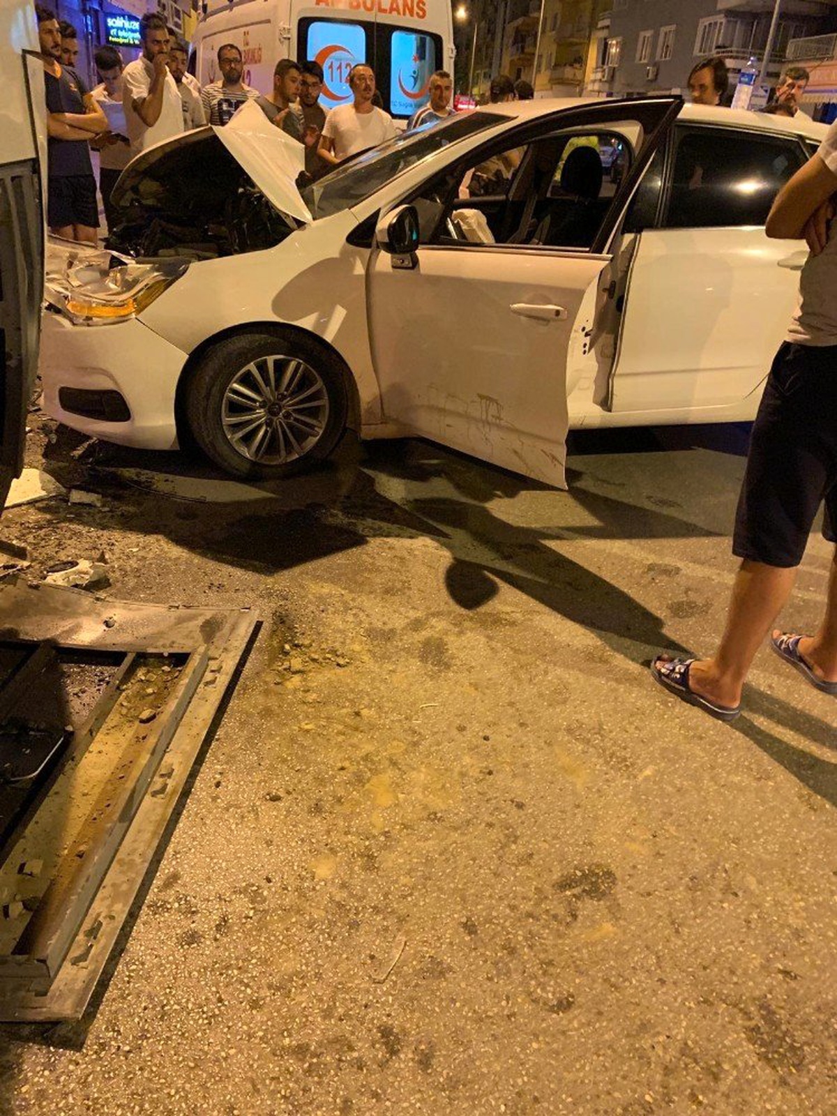 Kontrolden çıkan otomobil midibüse böyle çarptı