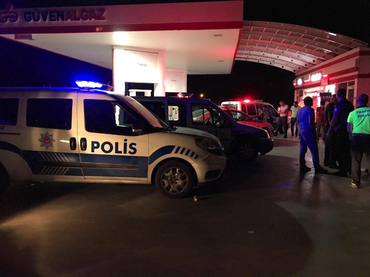 Kuşadası\'nda otogaz istasyonuna silahlı 3 kişi saldırıda bulundu, 1 kişi yaralandı
