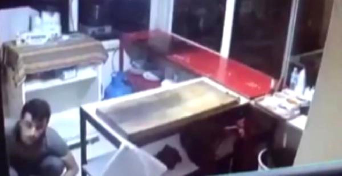 Lokantadan et ve kebap şişi çaldı
