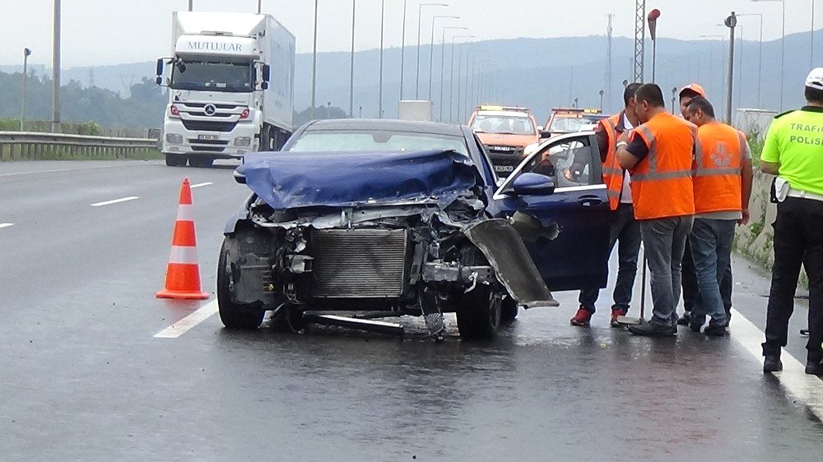 Lüks otomobil hurdaya döndü, 2 kişi burunları bile kanamadan kurtuldu
