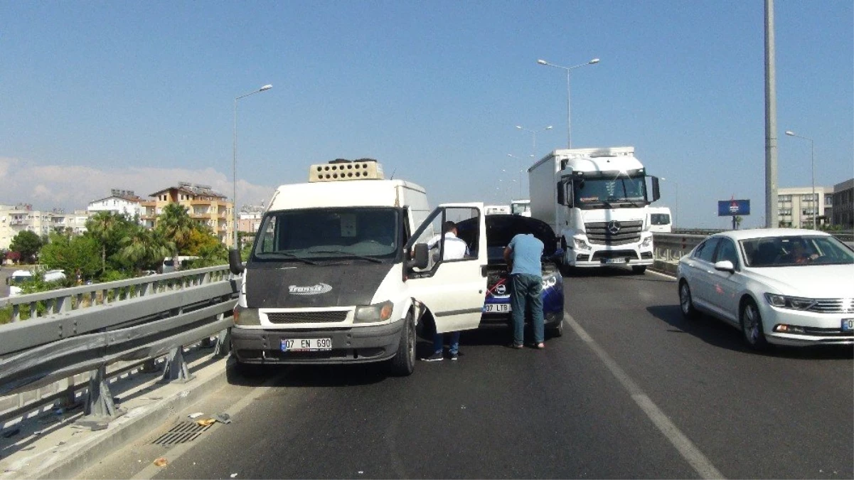 Manavgat\'ta otomobil bariyere çarptı: 1 yaralı
