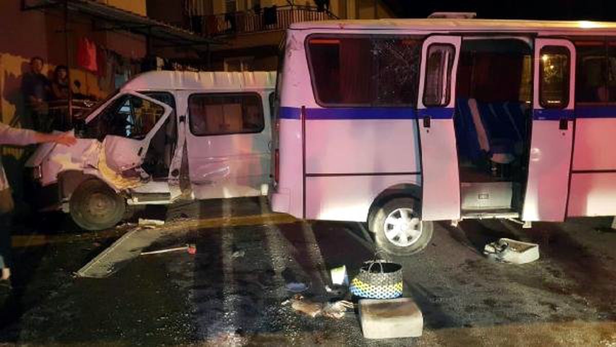 Manisa\'da işçi servis minibüsü devrildi: 13 yaralı