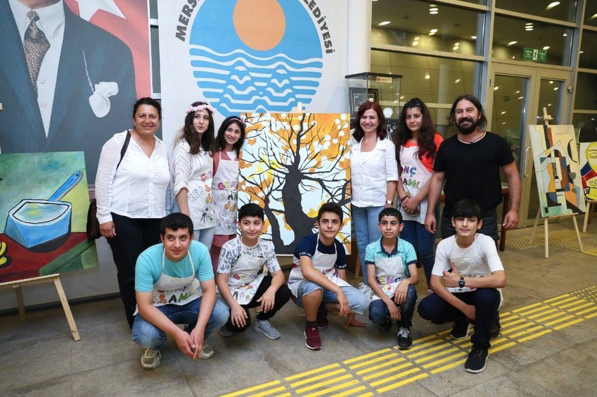 Meral Seçer\'den genç ressamlara destek