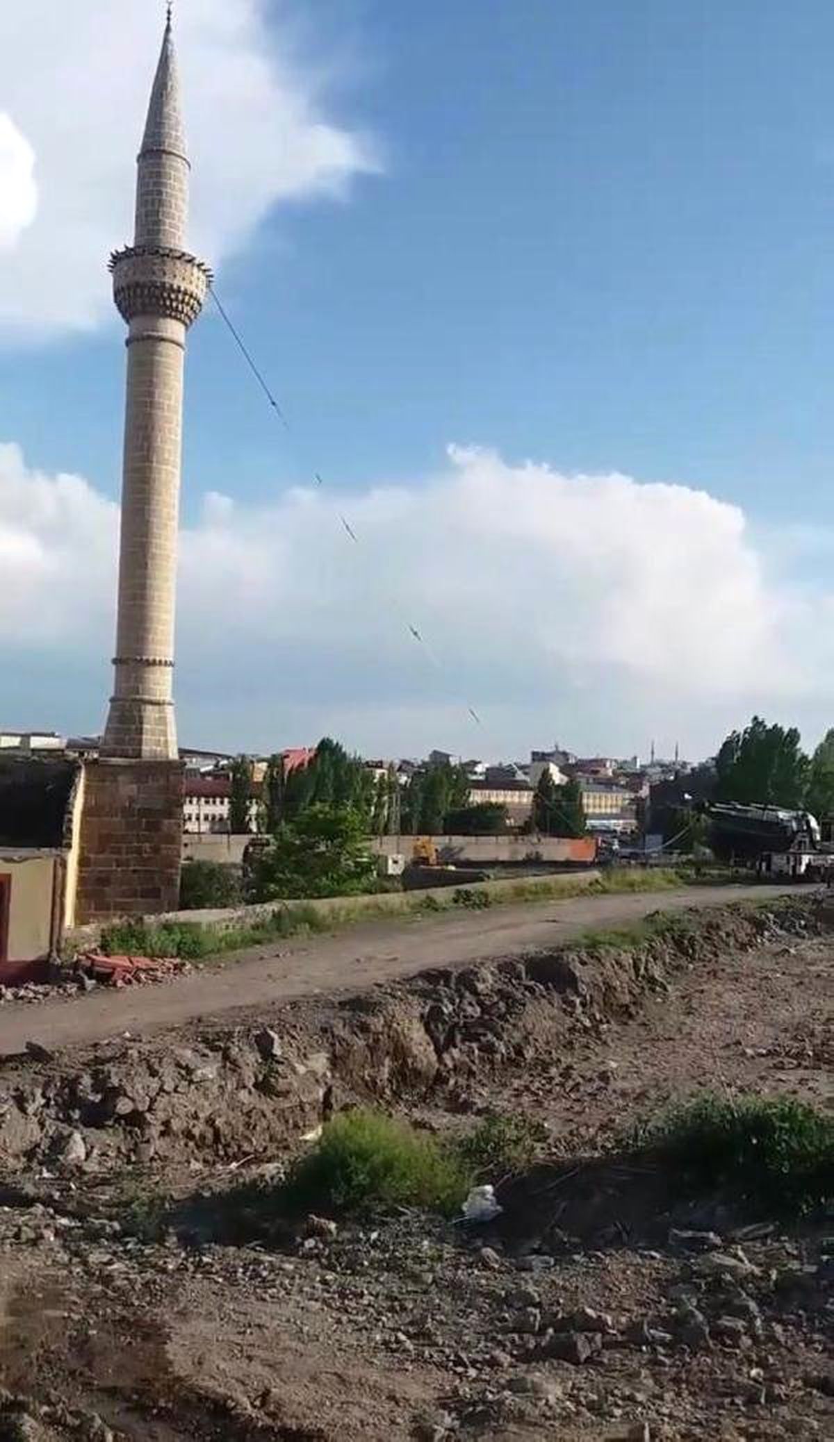 Minarenin yıkılma anı kamerada