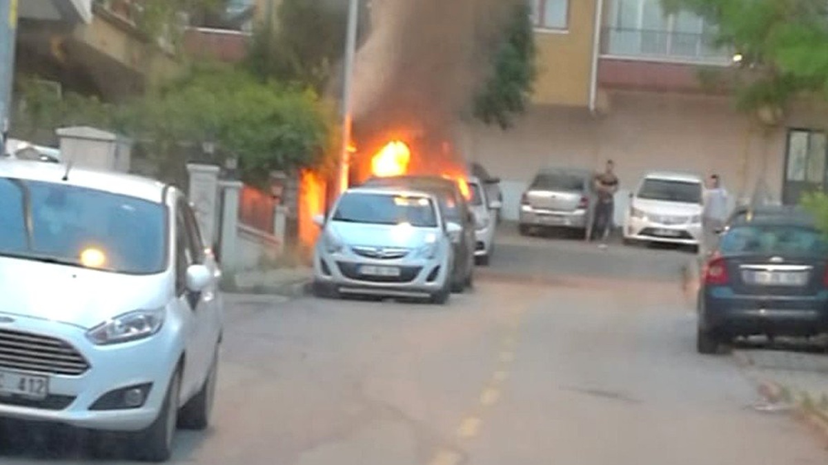 Park halindeki otomobil kundaklandı