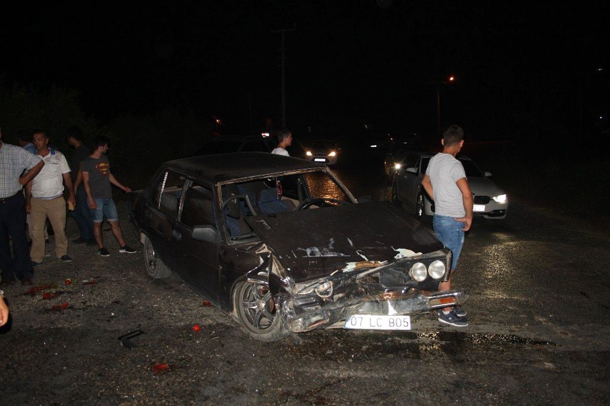 Park halindeki otomobile arkadan çarptı: 2 yaralı