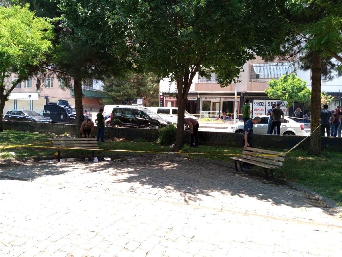 Parkta oturan 2 kişiye silahlı saldır: 1\'i ağır 2 yaralı
