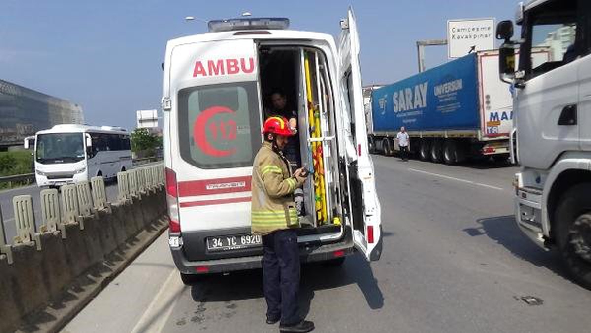 Pendik\'te Tem Bağlantı Yolundaki kazalar yolu trafiğe kapattı