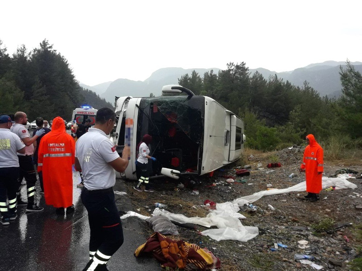 Sağanak yağış altındaki yaralılara naylonlu koruma