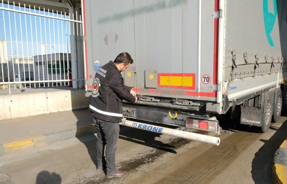 Sarp\'ta 12.8 milyon liralık kaçak eşya operasyonu