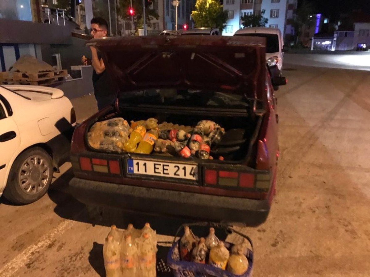 Selde yerle bire olan marketin ürünlerini vatandaşlar talan etti