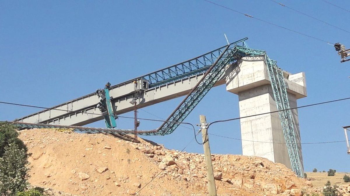 Siirt\'te köprü yapımında kullanılan vinç devrildi: 1 yaralı