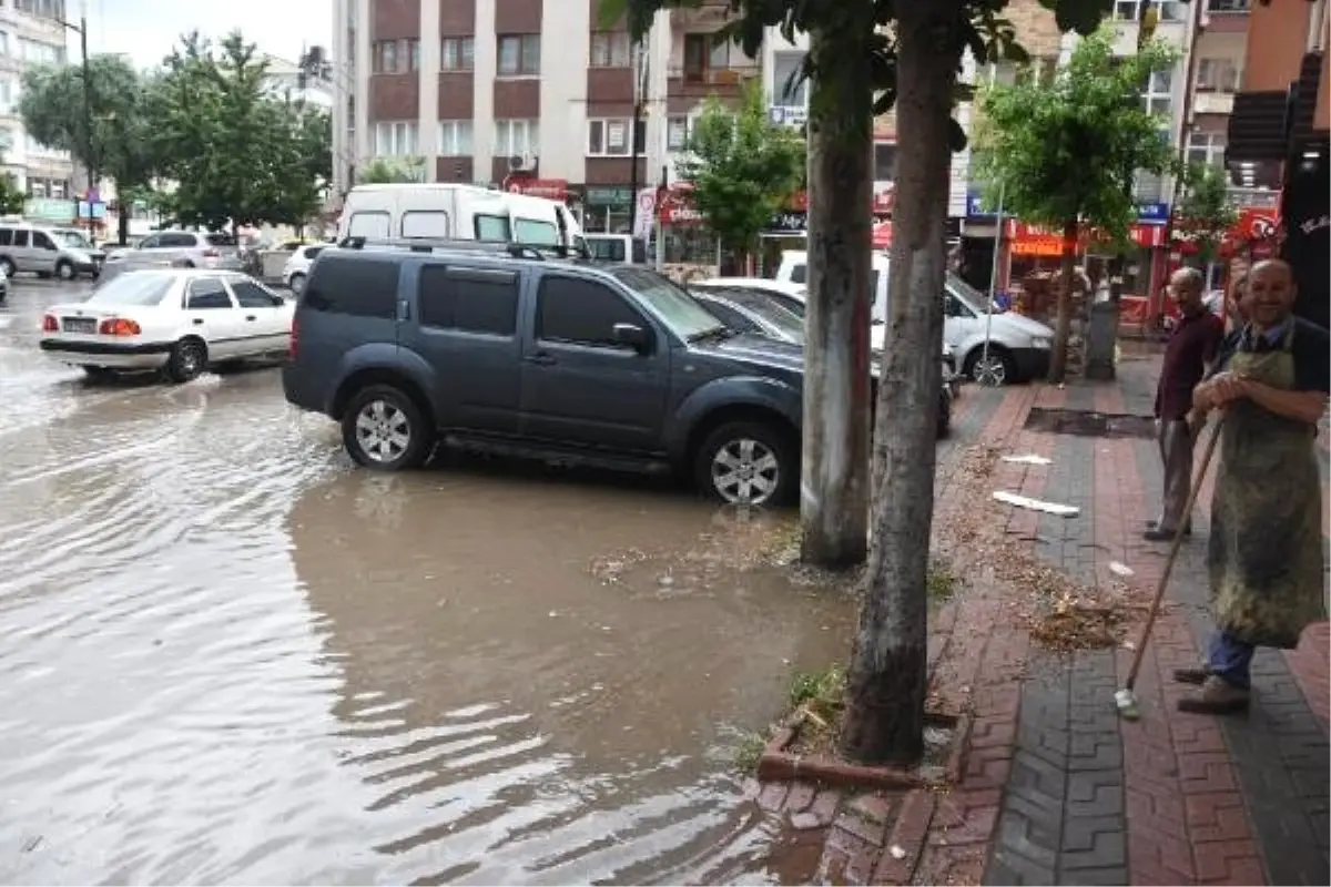 Sivas\'ta sağanak, cadde ve sokakları göle çevirdi