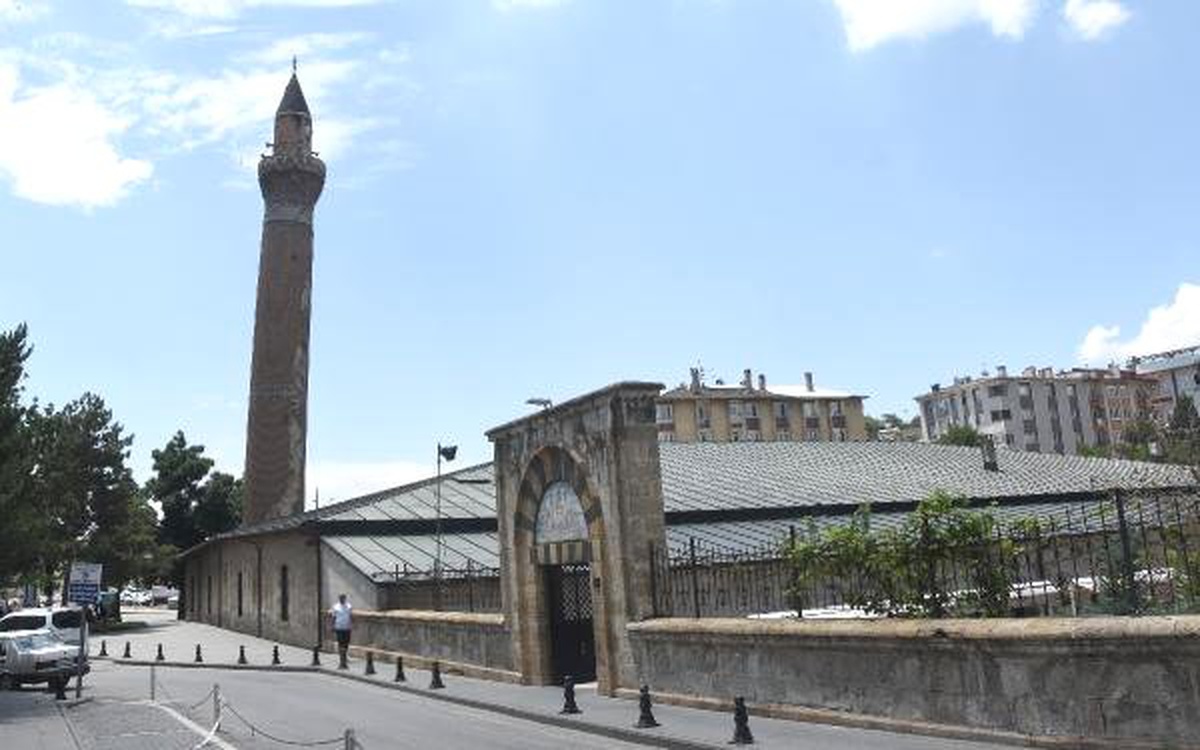 Tarihi Ulu Cami\'nin eğri minaresi yıllara meydan okuyor