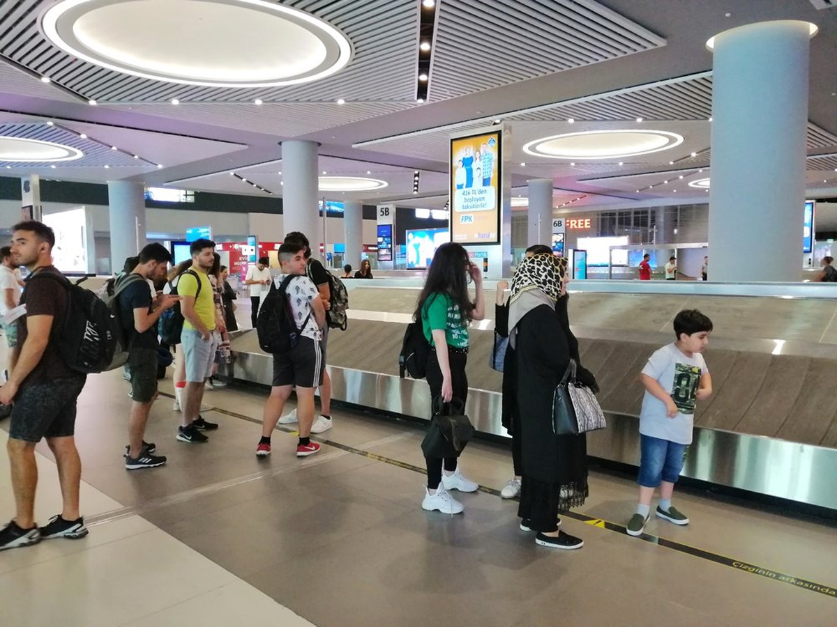 Tatilini yarıda kesen vatandaşlar, oy kullanmak için İstanbul\'a dönmeye başladı