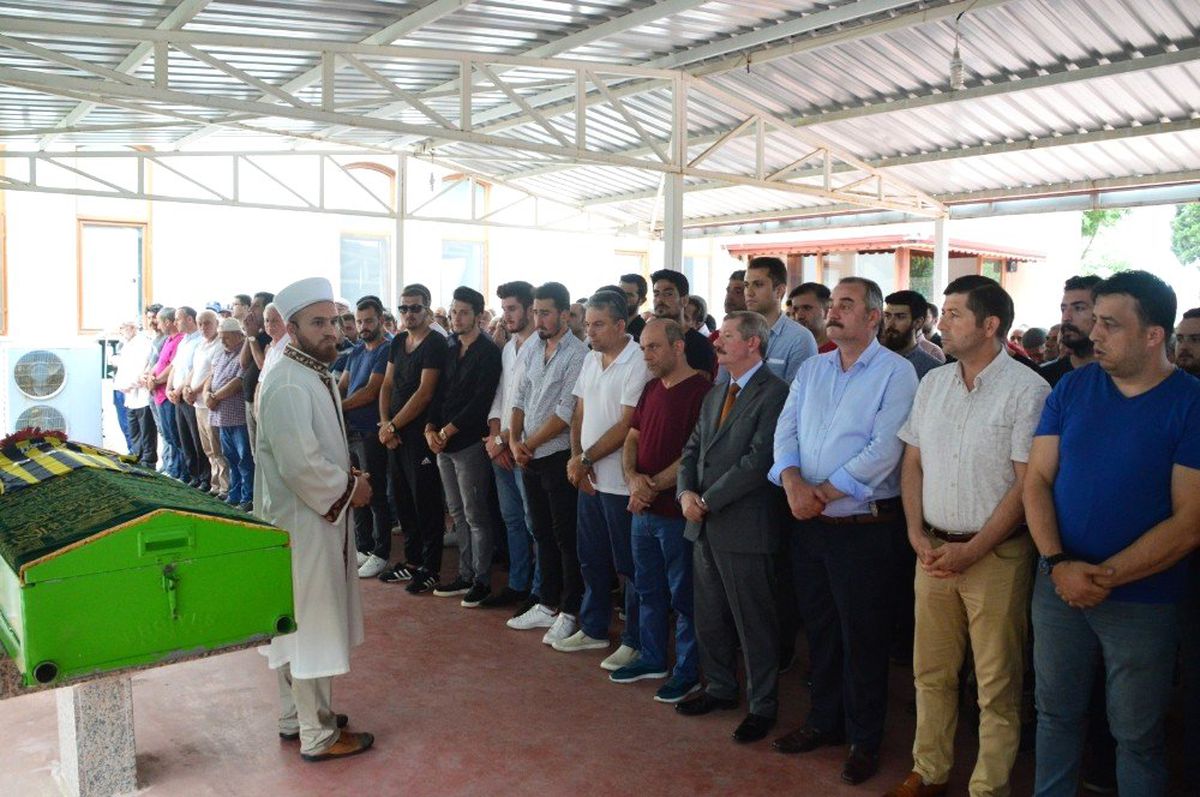 Temizlik malzemesinden zehirlendiği iddia edilen kadın defnedildi