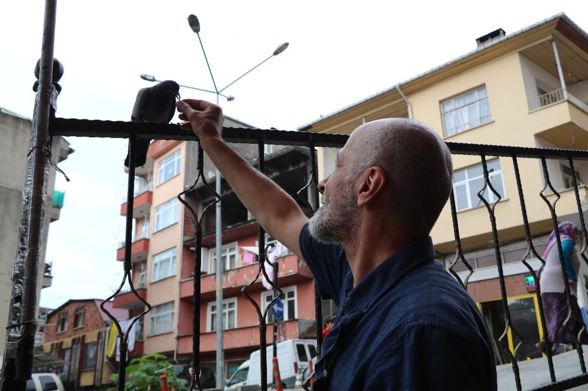Tufan Usta güvercinleri elleriyle besliyor