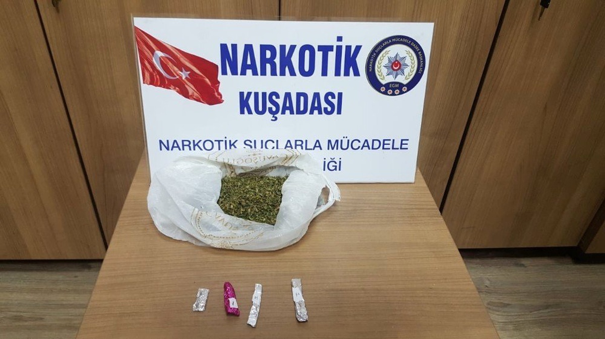 Uyuşturucuyu müzik seti ve gözlük kılıfına saklamış