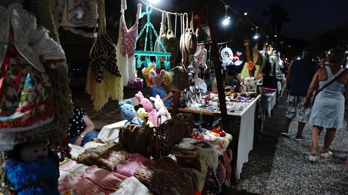 Yeni Foça\'da gece pazarına yoğun ilgi