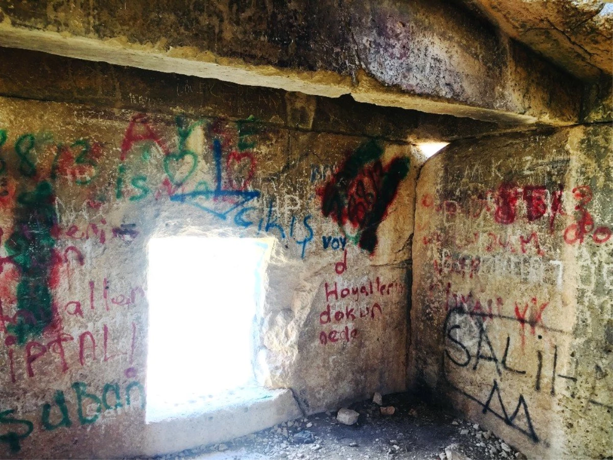 2500 yıllık anıt mezar, vandalizm duvarına döndü